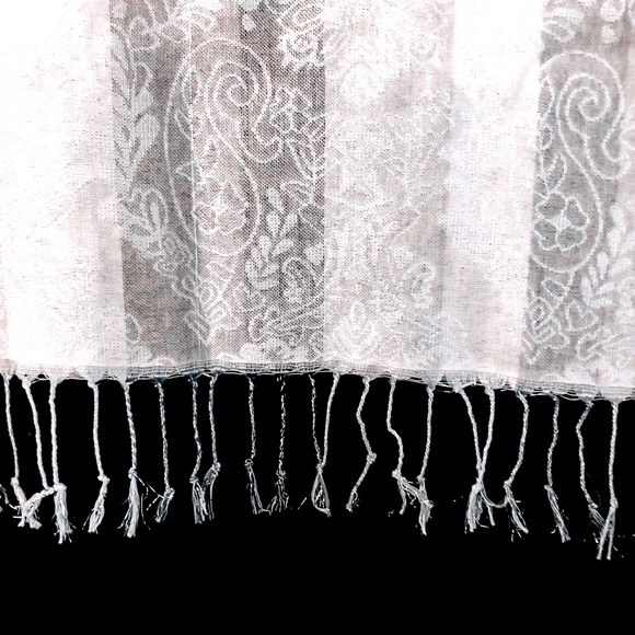 𝐎𝐯𝐞𝐫𝐬𝐢𝐳𝐞𝐝 𝐒𝐡𝐚𝐰𝐥 𝐛𝐲 𝐖𝐡𝐢𝐭𝐞 𝐇𝐨𝐮𝐬𝐞 𝐁𝐥𝐚𝐜𝐤 𝐌𝐚𝐫𝐤𝐞𝐭 - Picture 2 of 6